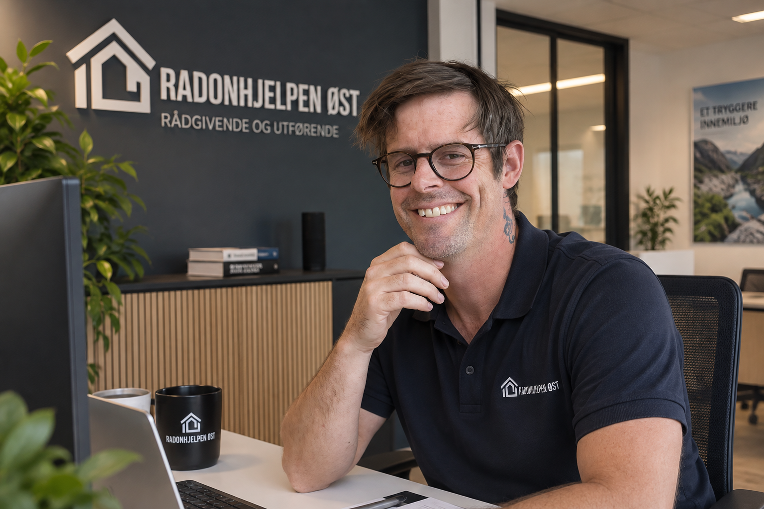 Eirik fra Radonhjelpen Øst på kontoret